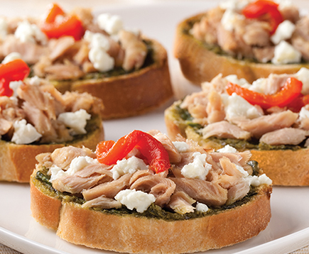 e.v.o.o.-roasted-garlic-yellowfin-tuna-and-pesto-crostini