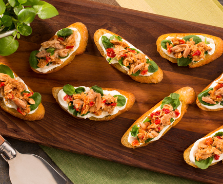 e.v.o.o.-yellowfin-tuna-and-tomato-basil-crostini
