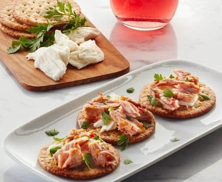 e.v.o.o.-crushed-red-peppers-yellowfin-tuna-on-crackers-with-fresh-mozzarella